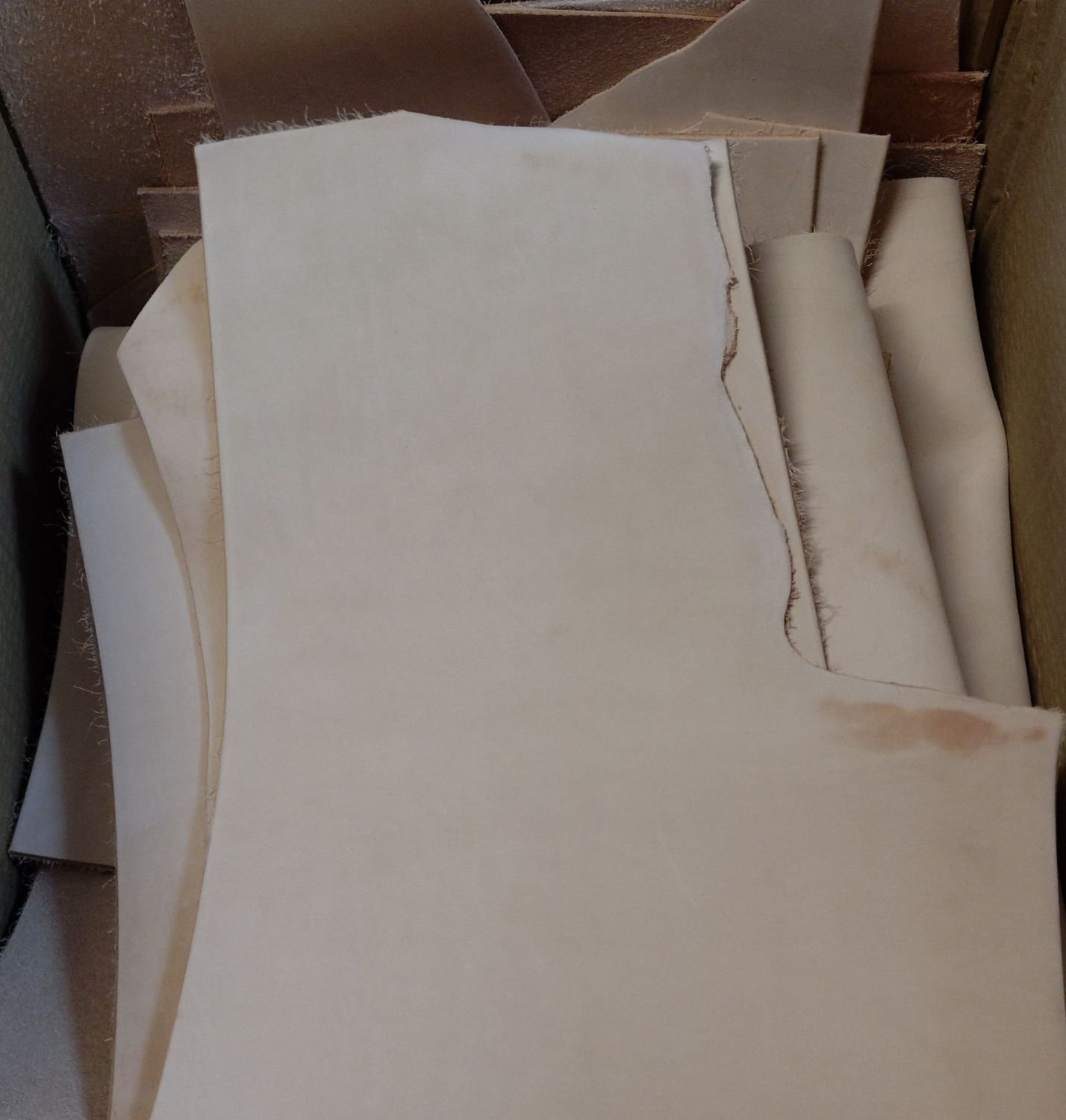 10kg Box Nat. Veg. Tan Leather Pieces 2.5-3.0mm Thickness